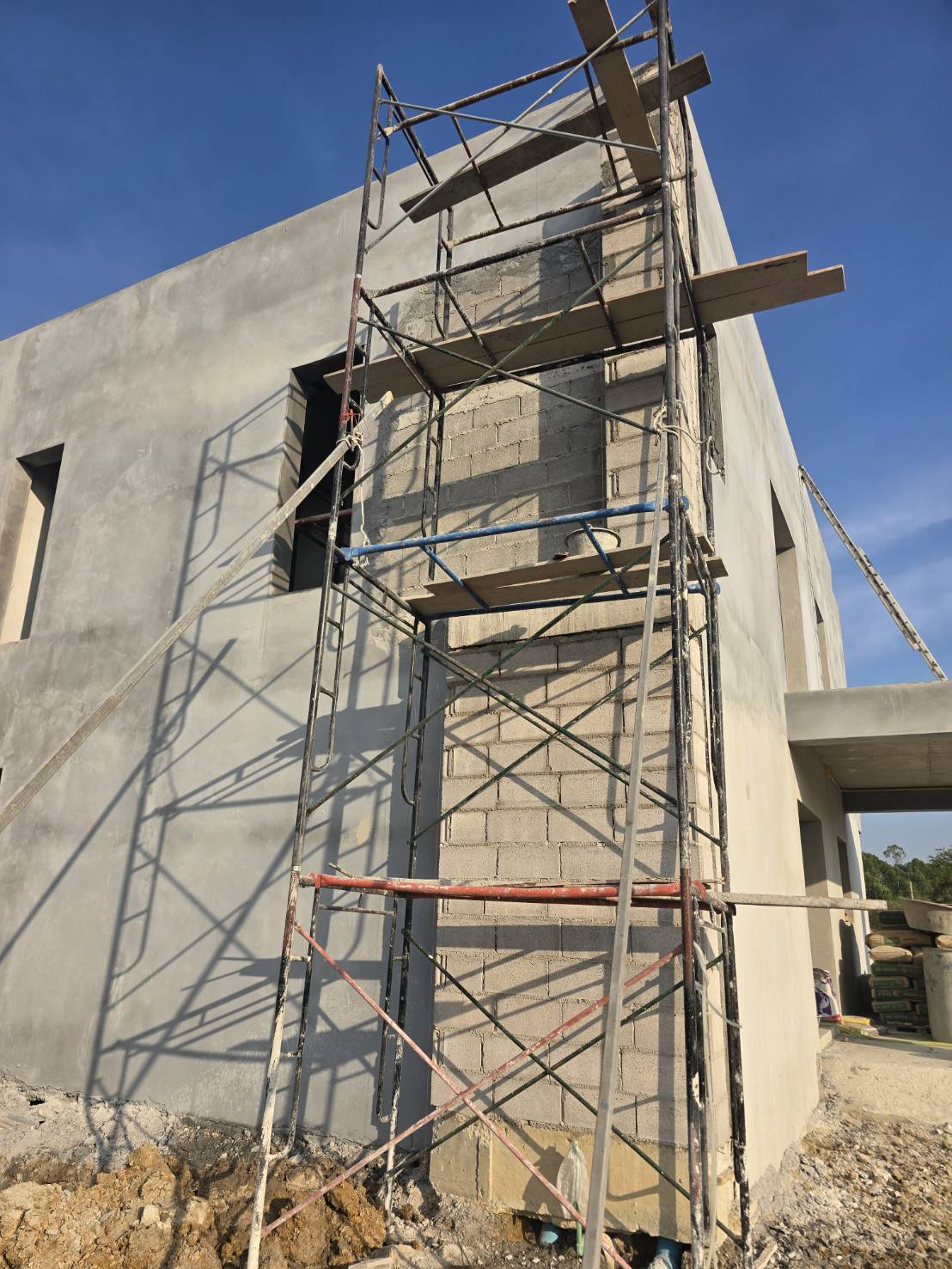 Фасад дома со строительными лесами, февраль 2025