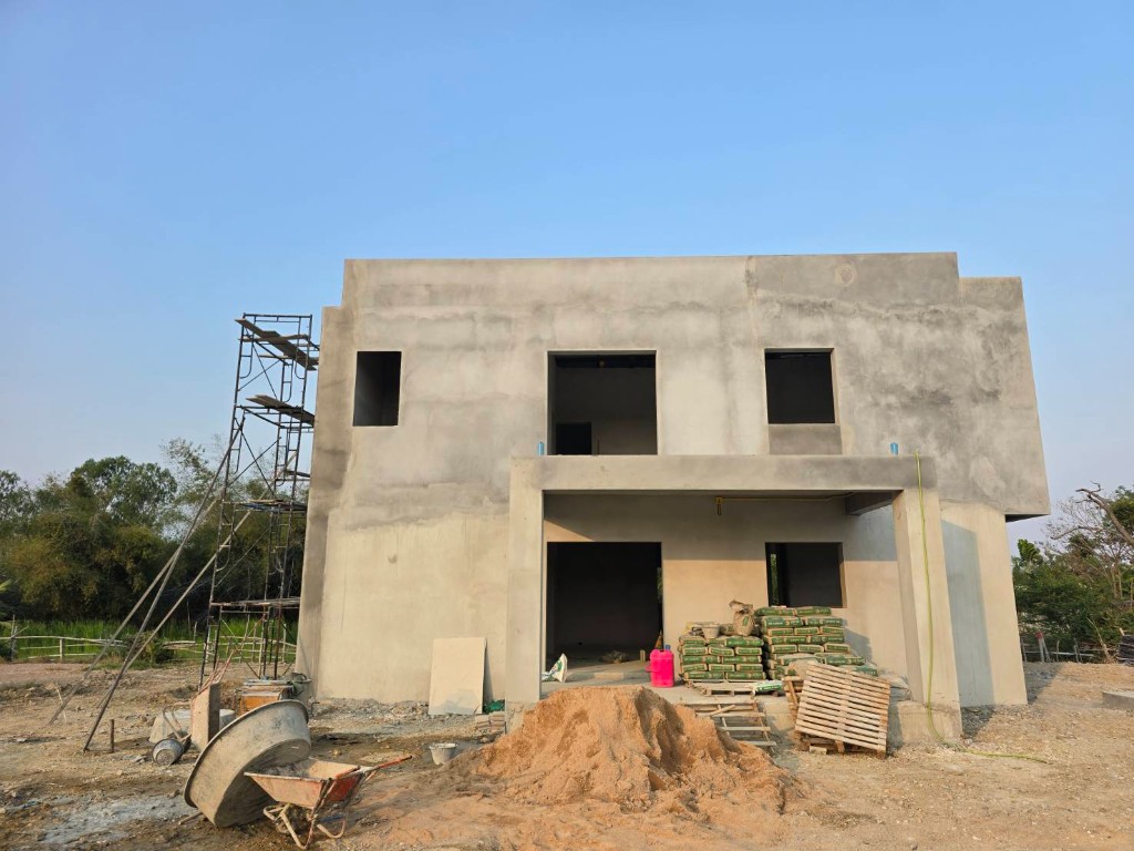 Фасад со стороны въезда и террасы, март 2026