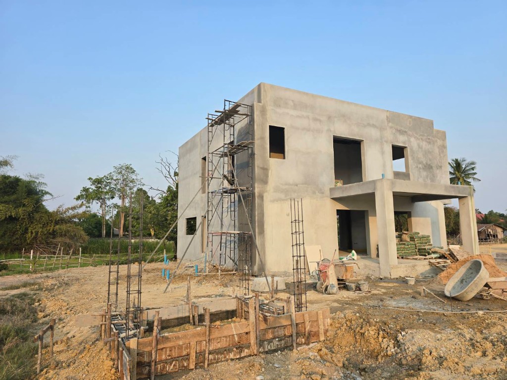 Фасад с монолитной рамой второго этажа, март 2026