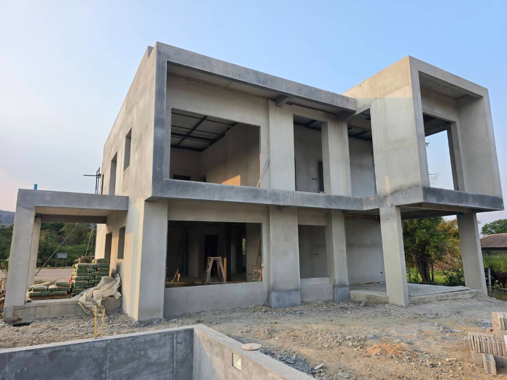 Проход вдоль боковой стены и забор, март 2026